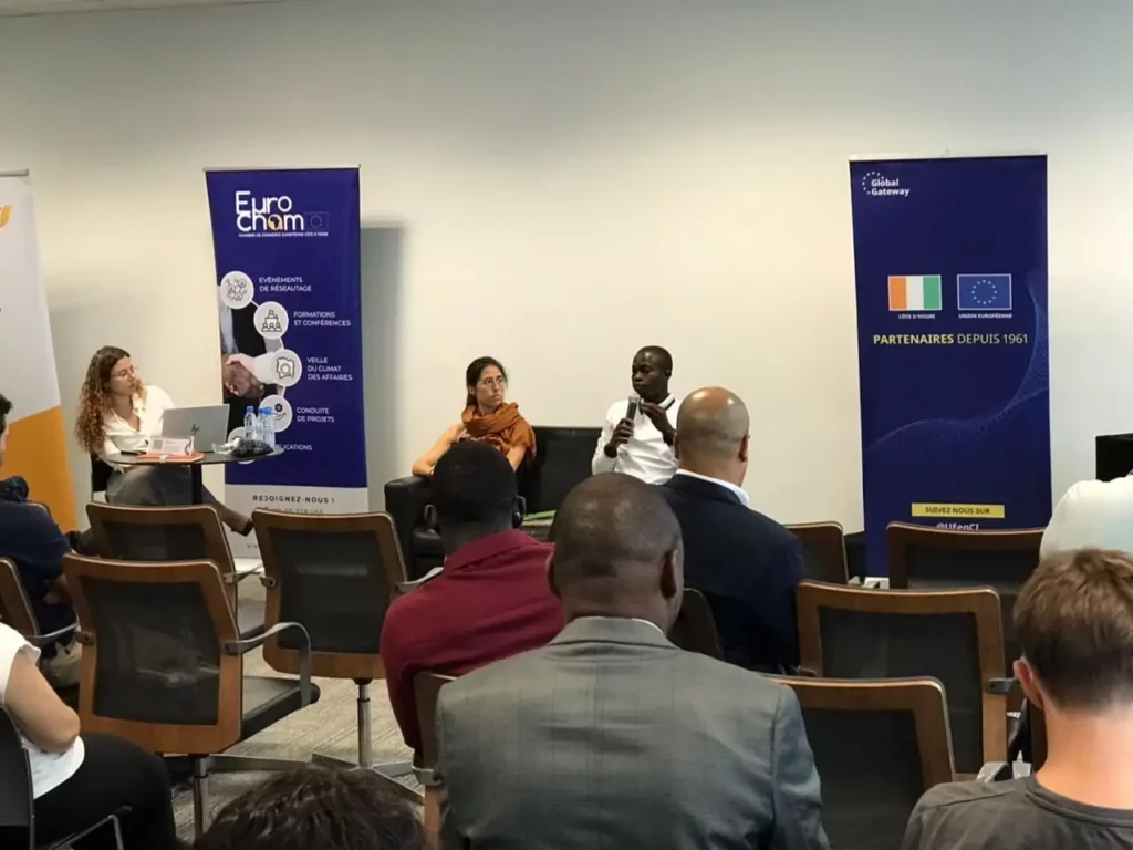 Vabicui — Une conférence organisée par EuroCham et Global Gateway dans une salle avec plusieurs intervenants assis autour d’une table, face à un publi