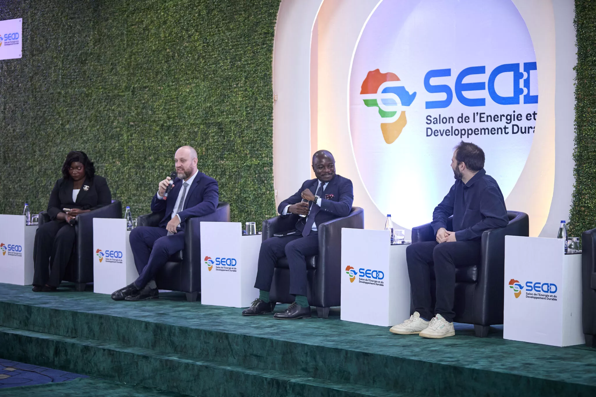 Vabicui — Quatre intervenants assis sur une scène lors d'une table ronde organisée par le Salon de l'Énergie et du Développement Durable (SEAD), avec