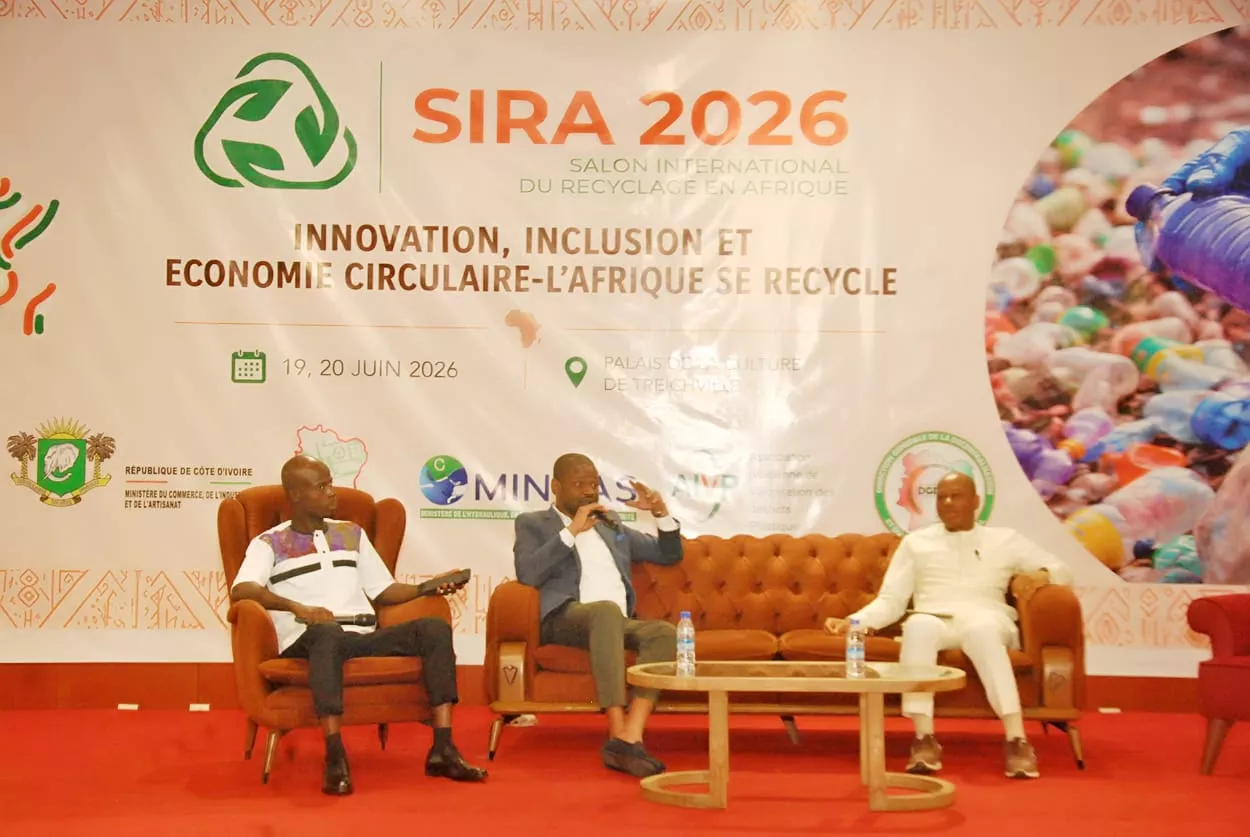Vabicui — Trois hommes assis sur des fauteuils rouges discutent lors d'une conférence sur l'innovation, l'inclusion et l'économie circulaire, dans le